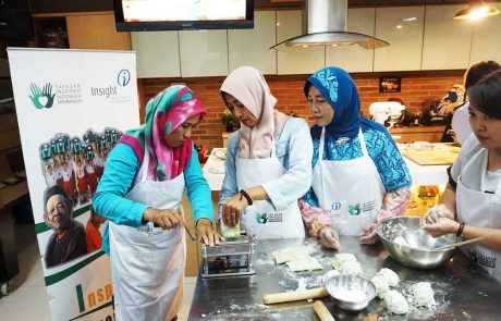 Peserta-dibagi-dalam-beberapa-kelompok-untuk-membuat-mie-ayam-mulai-dari-bahan-mentah-hingga-jadi Peserta-dibagi-dalam-beberapa-kelompok-untuk-membuat-mie-ayam-mulai-dari-bahan-mentah-hingga-jadi