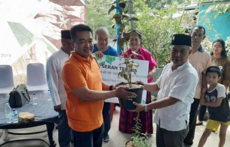 penyerahan-tanaman-secara-simbolis-dari-ketua-yiim penyerahan-tanaman-secara-simbolis-dari-ketua-yiim
