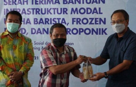 pemberian-bantuan-oleh-pt-ptc-dan-yiim-berupa-alat-modal-usaha pemberian-bantuan-oleh-pt-ptc-dan-yiim-berupa-alat-modal-usaha