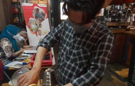 Sejumlah-peserta-pelatihan-barista-kopi-yang-digelar-di-Kedai-Kopi-Inspirasi-Kebayoran-Baru Sejumlah-peserta-pelatihan-barista-kopi-yang-digelar-di-Kedai-Kopi-Inspirasi-Kebayoran-Baru